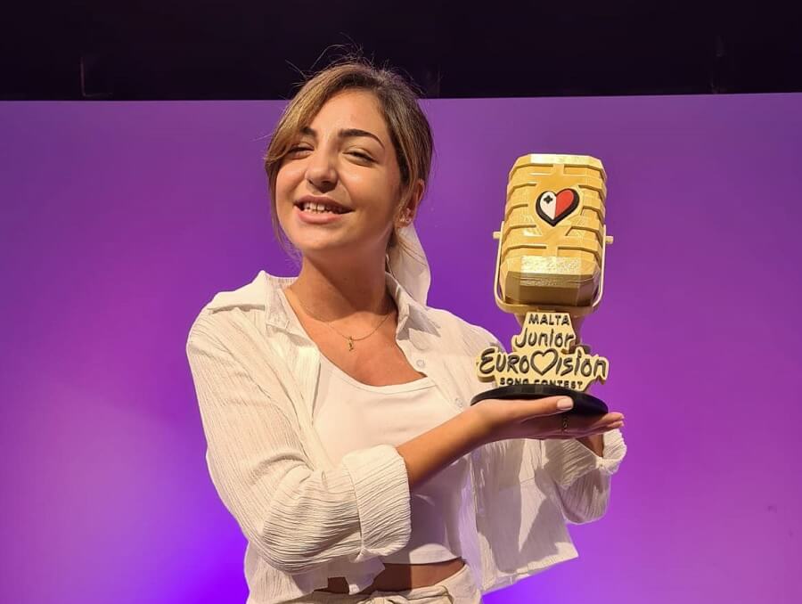 Yulan represents Malta at the JESC 2023. Yulan holds her trophy.
