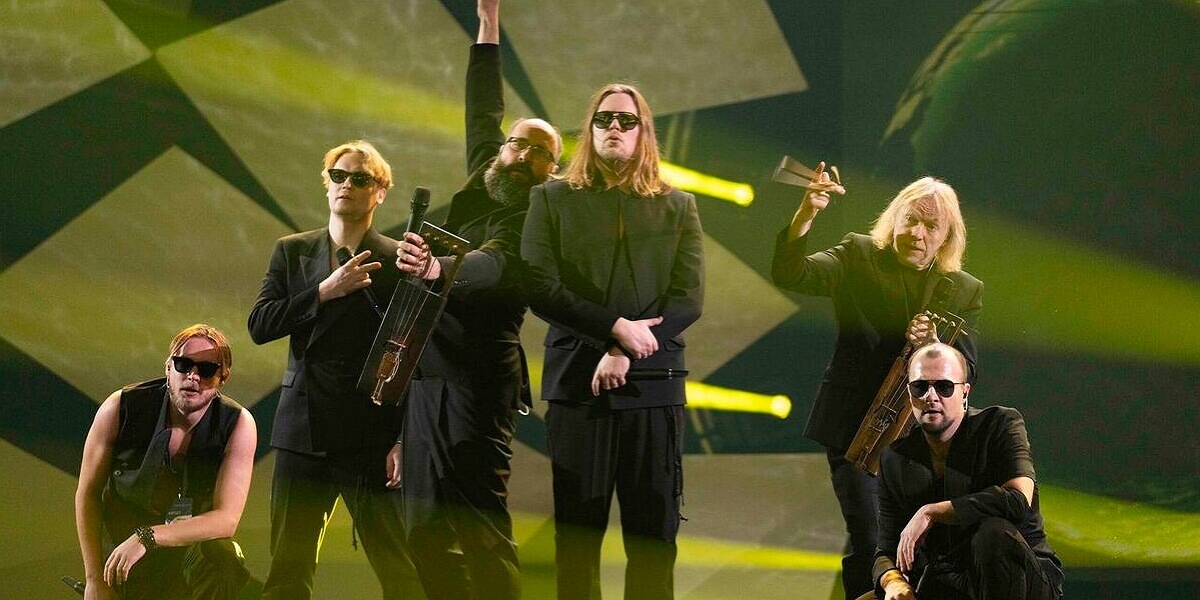 5miinust and Puuluup on stage dressed in black